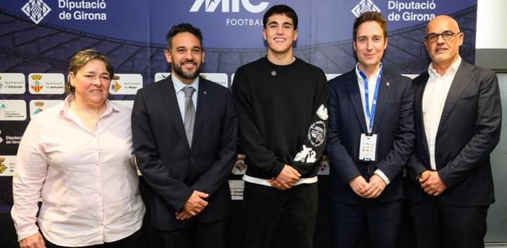  库巴西信心满满：全力以赴，巴萨定能欧冠突围纽卡斯尔。 体育新闻