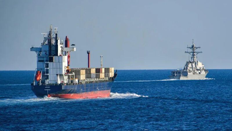  美航母突发火灾，福特号紧急借调肯尼迪号床垫；维修行动展开，船员生活面临挑战。 新闻