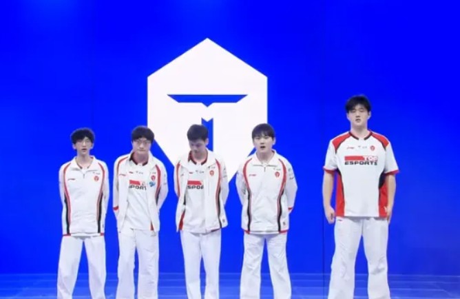  195cm的电竞“异类”：从赛场边缘到聚光灯下的体型博弈论 游戏攻略