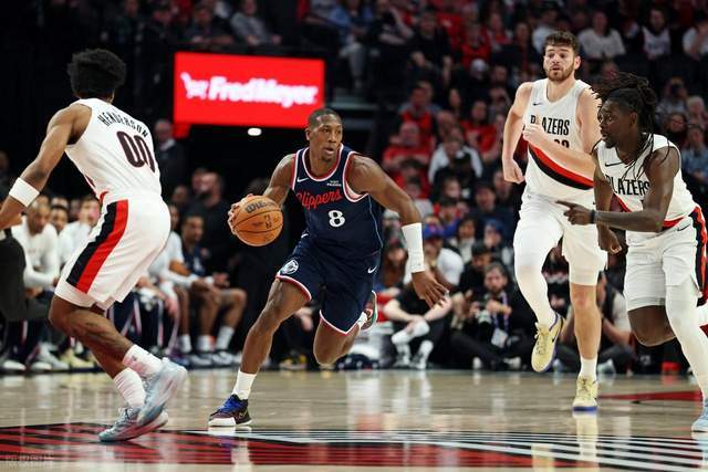  永不放弃的力量：快船用20分逆转诠释篮球场上的热血与坚持 体育新闻