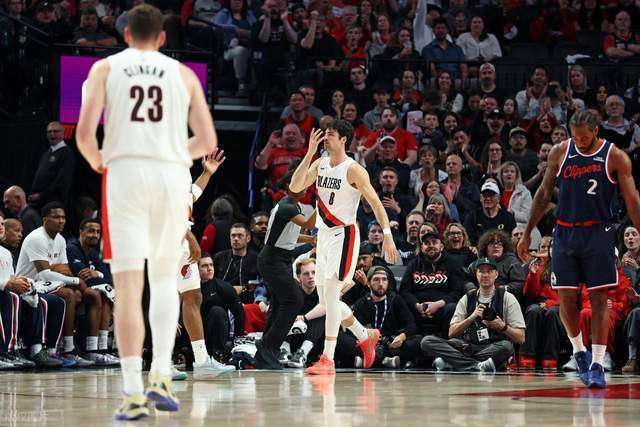  永不放弃的力量：快船用20分逆转诠释篮球场上的热血与坚持 体育新闻