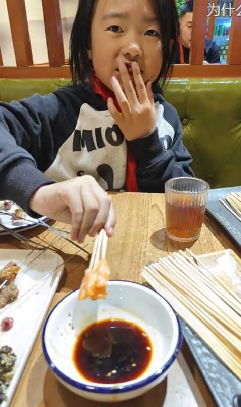  儿童行为观察与教育引导的深层逻辑——从“吃饭仪态”争议透视家庭教育的边界意识 教育招生